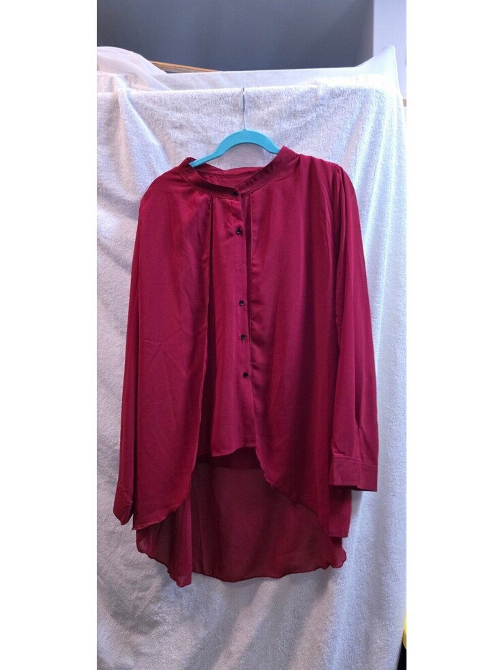 Sz. 22-24 red button front high-low blouse